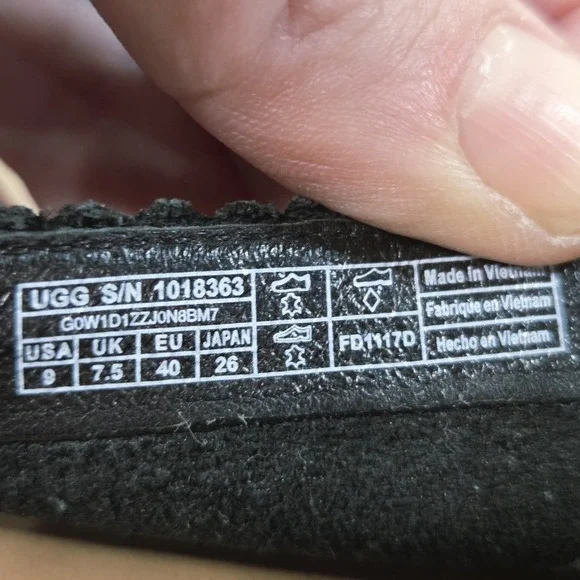 UGG Leather Slip On Flats Black Scalloped Edge Loafers Size 9 - Picture 9 of 9